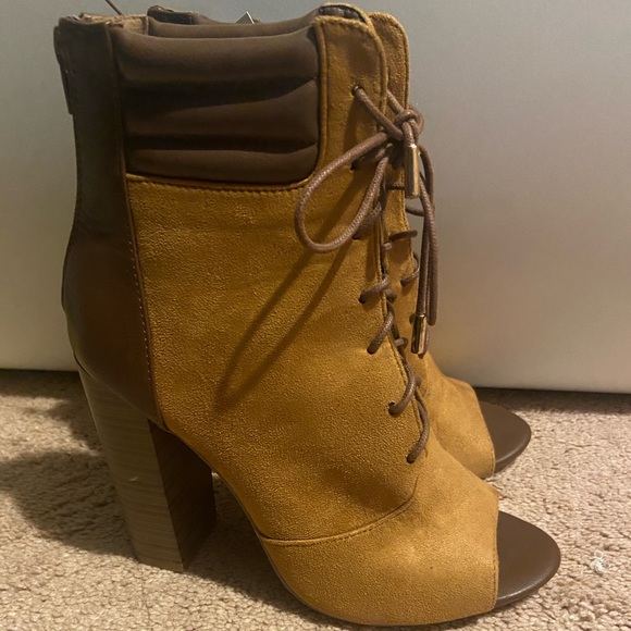 Tan Lace/Zipper Up Booties - Picture 4 of 5